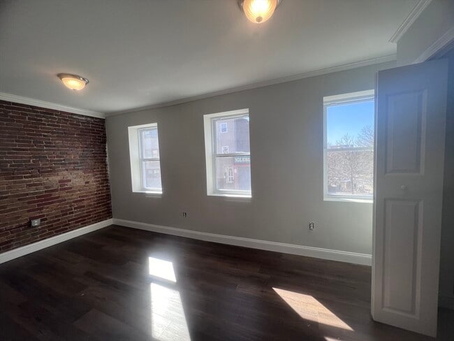 Building Photo - 315 Meridian St