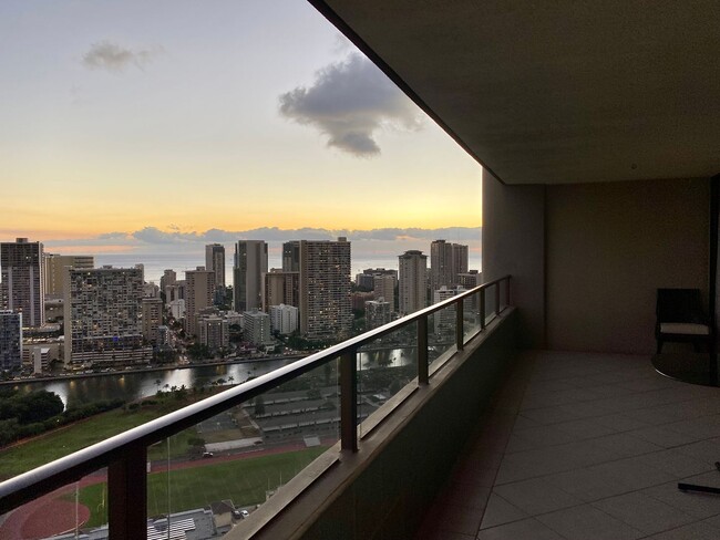 Building Photo - Diamond Head Views! City Views! Golf Cours...