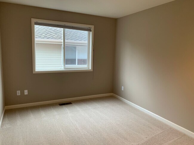 Building Photo - Location location 4 bedroom, 2.5 bath in t...
