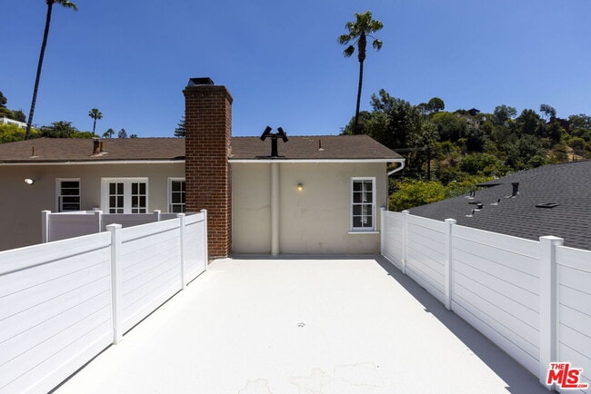 Building Photo - 2547 Canyon Dr