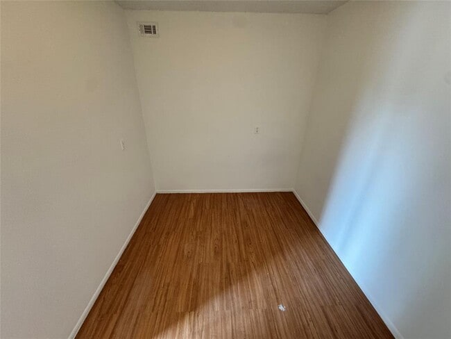 Building Photo - 1085 Linde Ave
