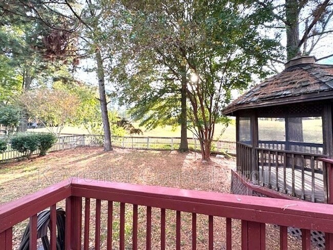 Building Photo - 913 Edgewater Dr