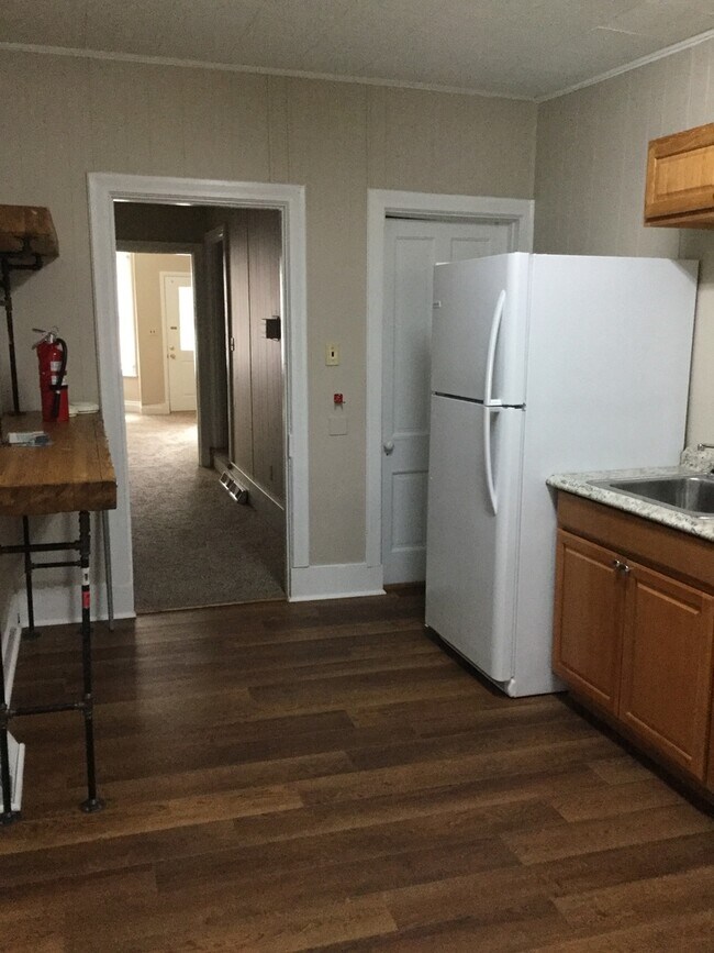 Building Photo - 3 Bedroom, 2 1/2  Bathroom half duplex, $1100 mo - Available December 19