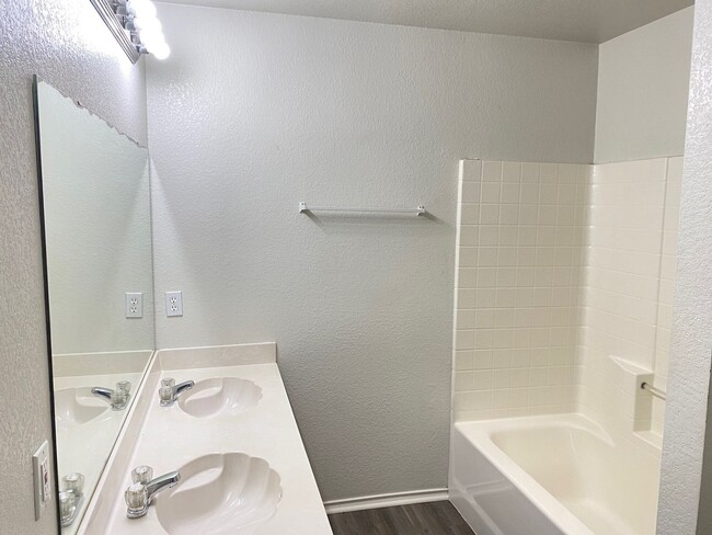 Building Photo - Newly Renovated 4 bedroom 2 bath home avai...