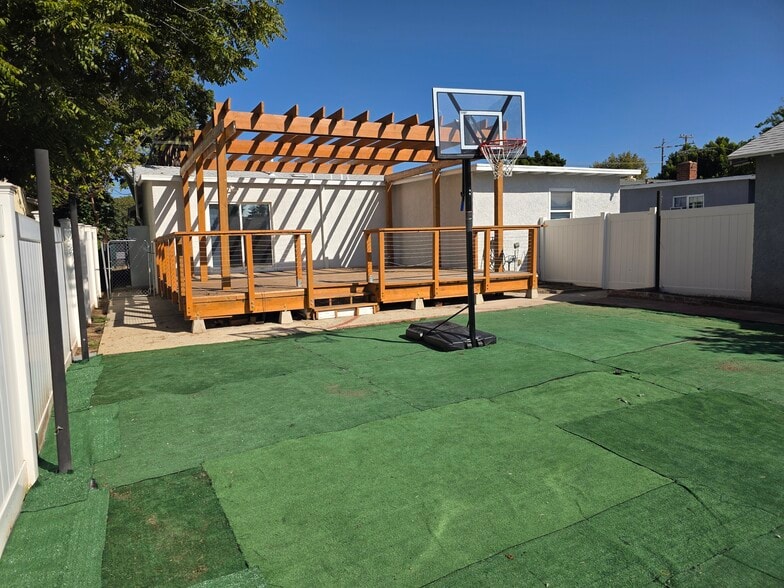 Building Photo - 15360 Saticoy St