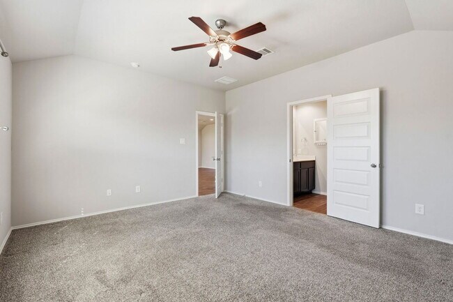 Building Photo - 3935 Country Club Dr