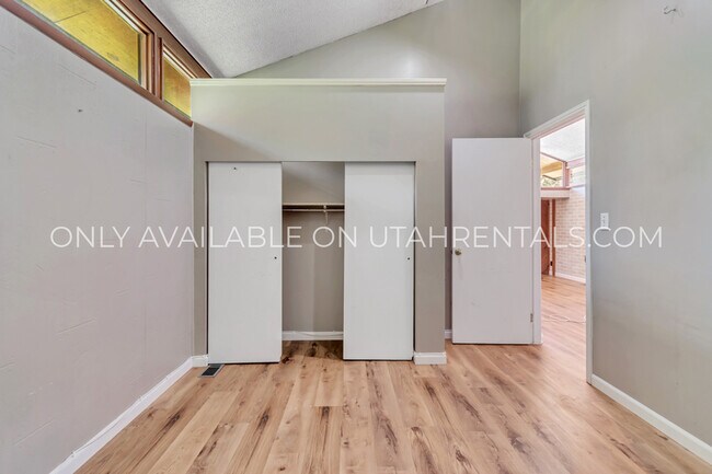 Building Photo - 1073 E 200 S