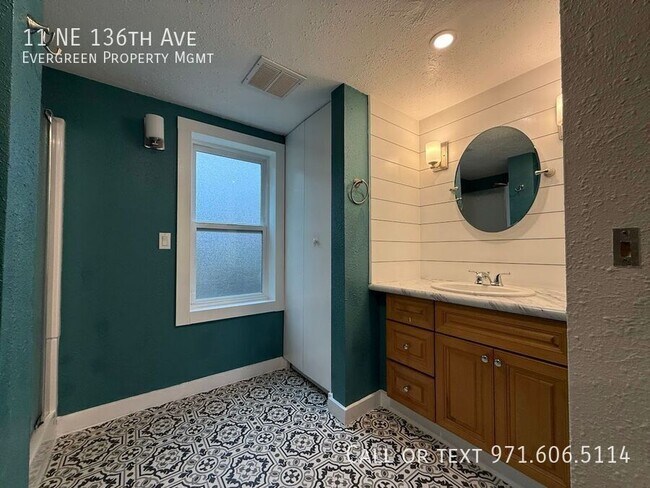 Building Photo - 11 NE 136th Ave