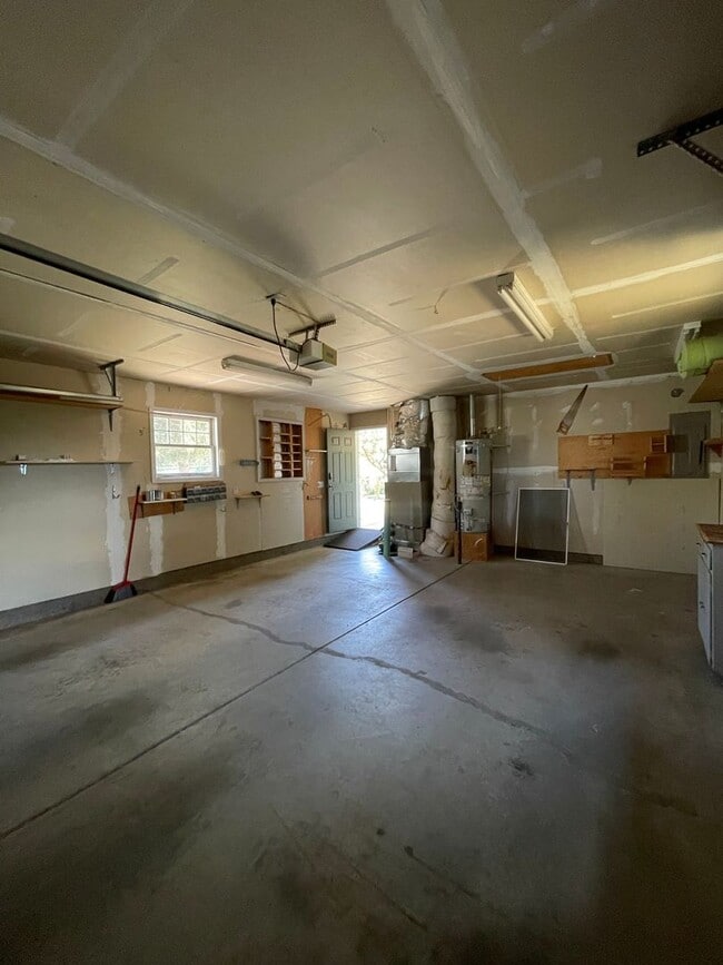 Building Photo - Beautiful 3 bed 2 bath - pets allowed! ***...