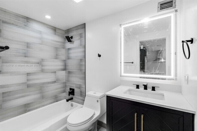 Building Photo - 801 Brickell Bay Dr
