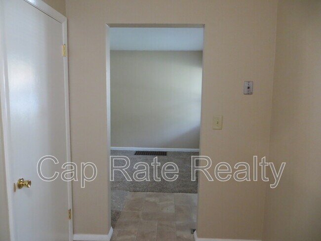 Building Photo - 469 S Waverly St
