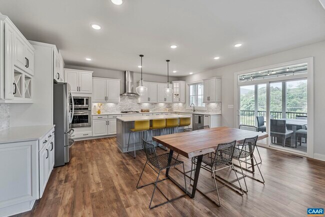 Building Photo - 598 Bleeker St
