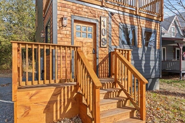 Building Photo - 109 School St