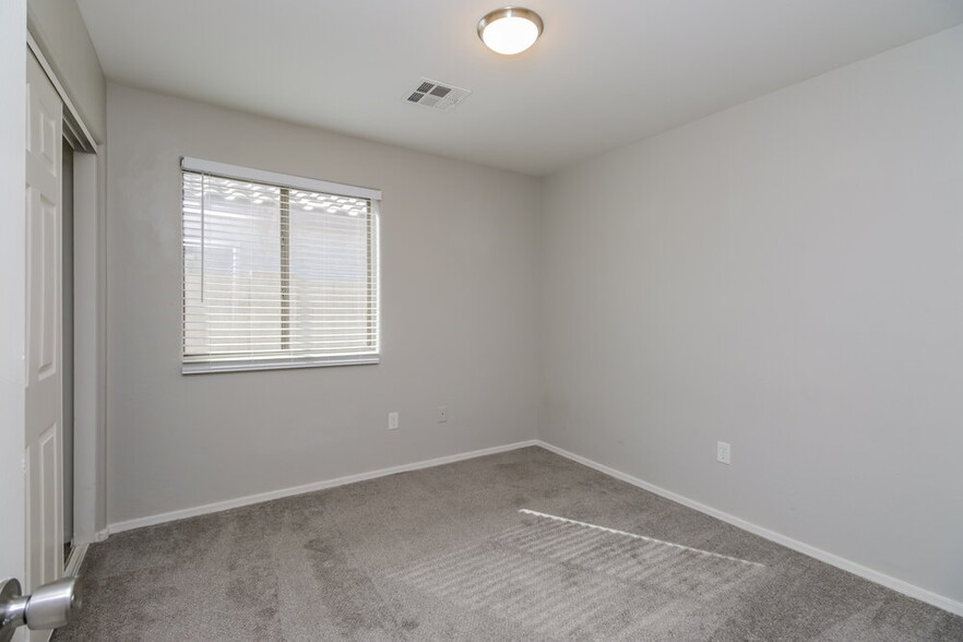 Building Photo - 5605 S 11th Pl