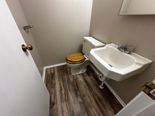 Building Photo - 3 Bed 1.5 Bath with an Additional Bedroom