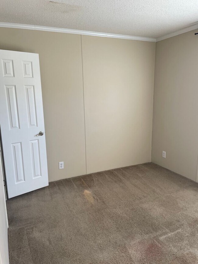 Building Photo - Country Living at it's Finest!