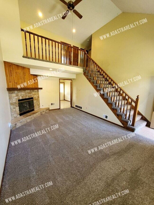 Building Photo - Spacious Duplex in Blue Valley-Available N...