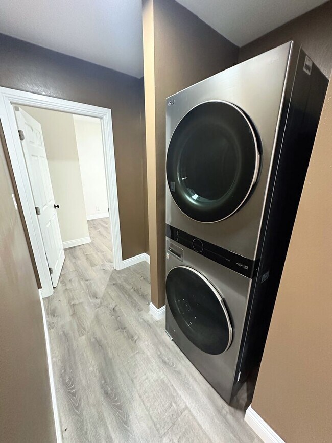 Building Photo - Completely Renovated 2 Bed + 2 Bath House ...