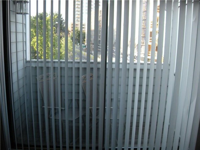 Building Photo - Gables 11 - 2 Bed - 1 1/2 Bath - 2 Car Personal Garage