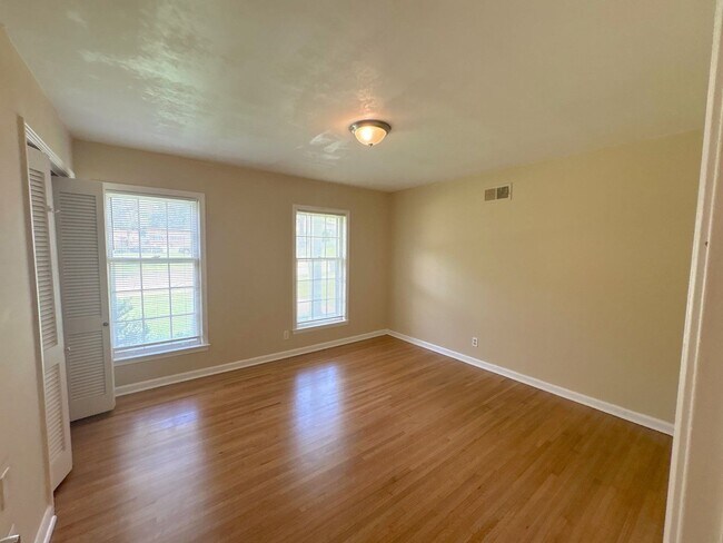 Building Photo - 5099 Oak Meadow Ave
