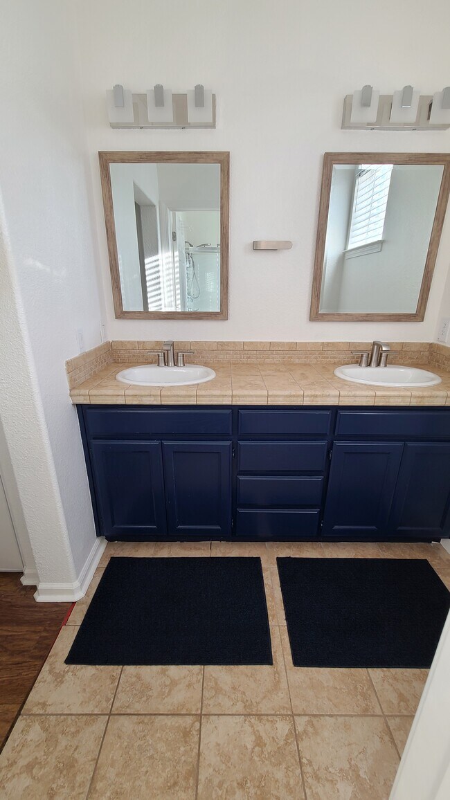 Building Photo - 1888 Leaning Oak Dr