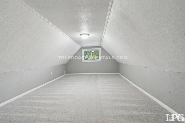 Building Photo - 365 Burger St