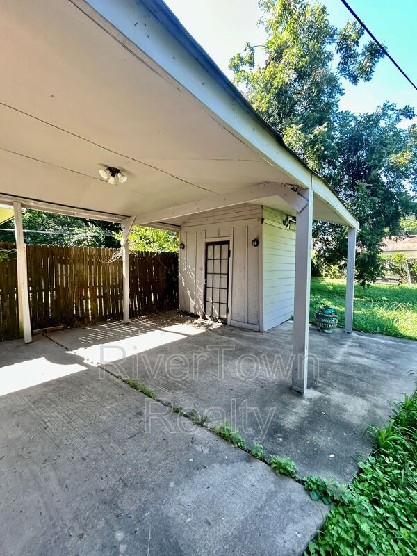 Building Photo - 2407 Larose Ave