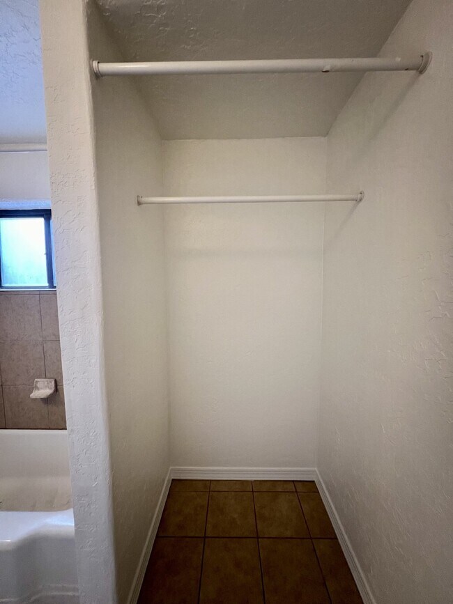 Building Photo - 2 bedroom / 1 bath close to KAFB and I-25 Move-in Special!