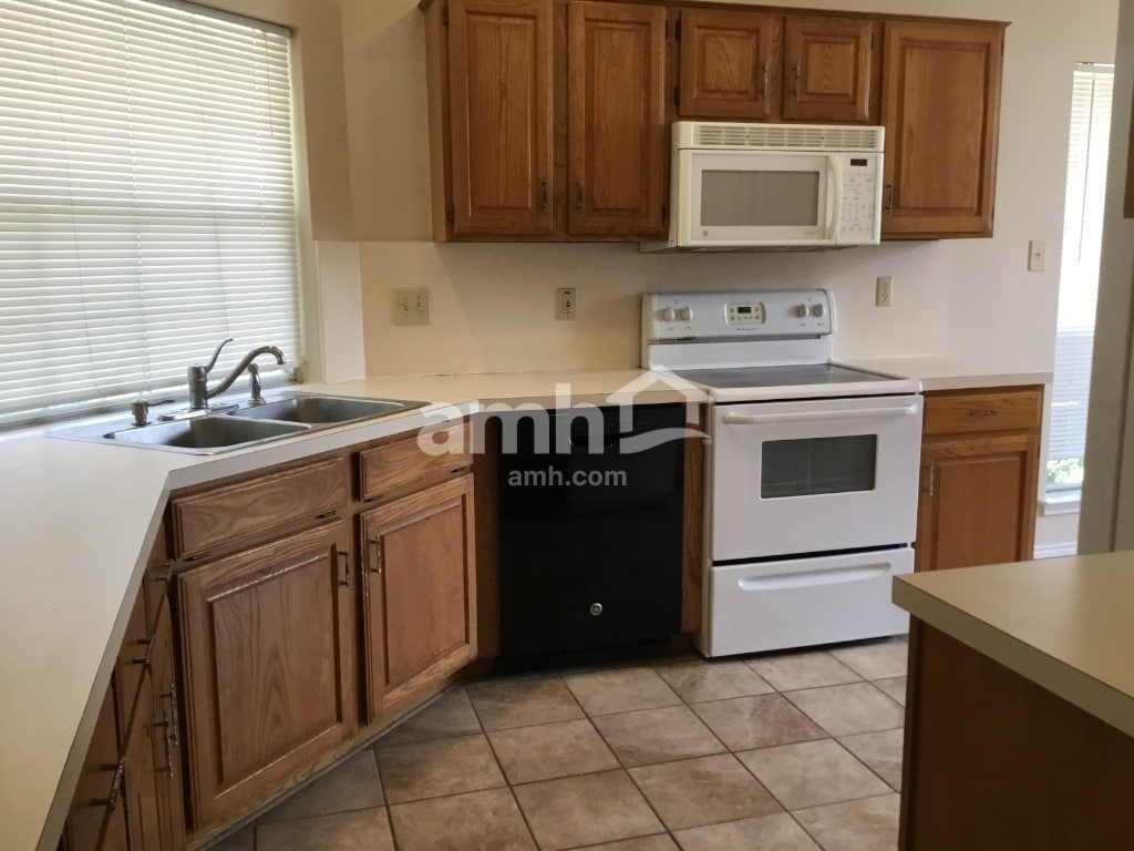 Building Photo - 923 Plantation Dr