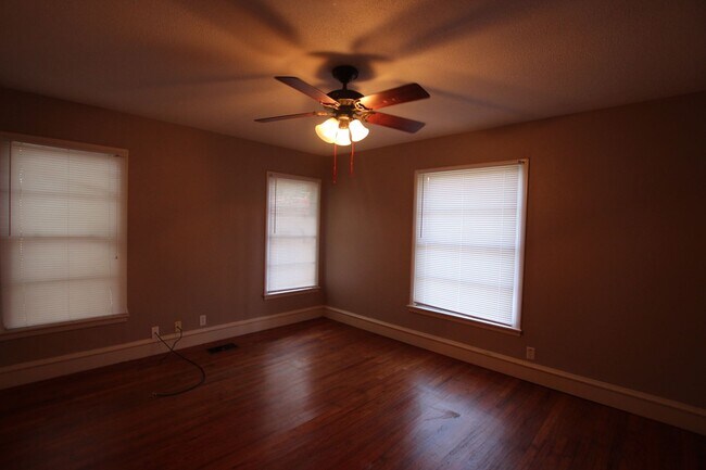 Building Photo - 812 S Palmer Ave