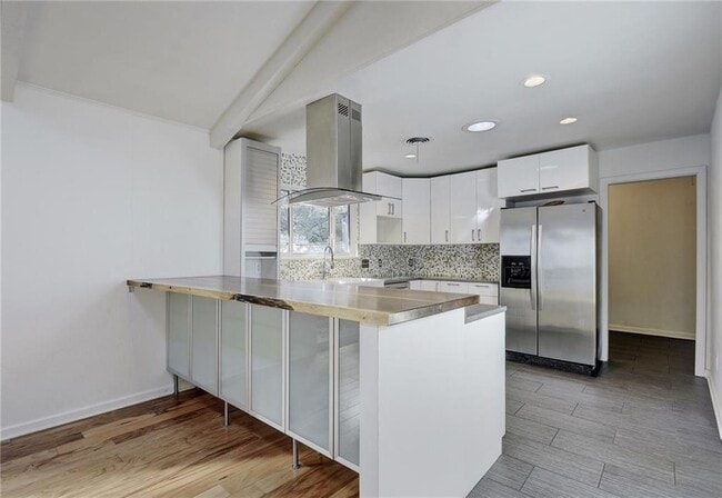 Building Photo - 3005 White Rock Dr