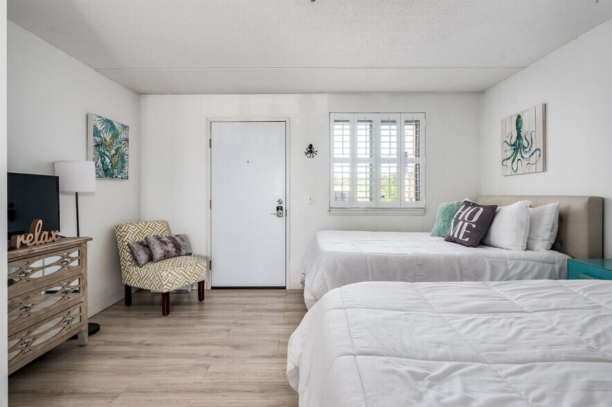 Building Photo - 933 Ocean 207