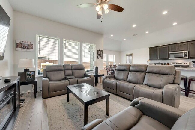 Building Photo - "Upgraded 3-Bed, 2-Bath Ranch Home Conveni...