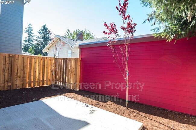 Building Photo - 7014 N Fessenden St