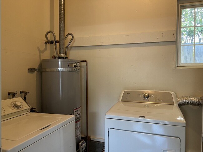 Building Photo - Charming Duplex Near Downtown Santa Rosa!