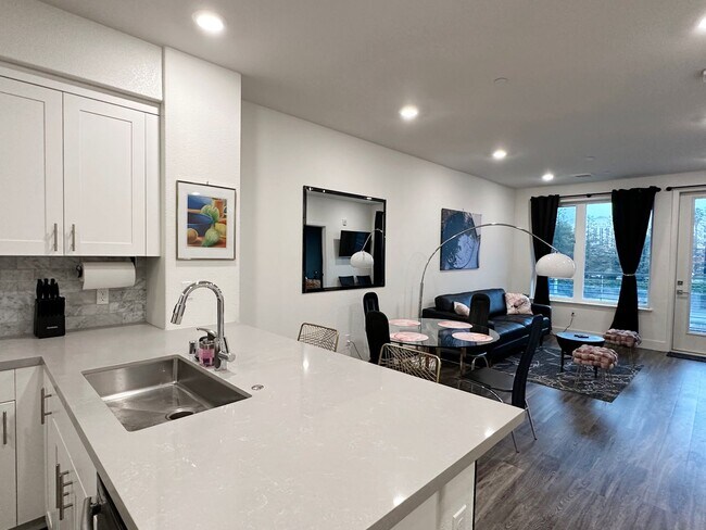 Building Photo - Fully Furnished Resort-Style Condo