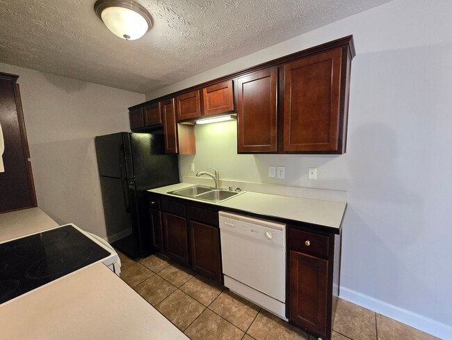 Building Photo - Available IMMEDIATELY!! Updated, 2 Bedroom...