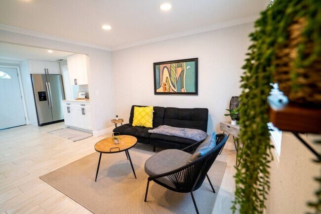 Building Photo - Fully Renovated Home Near Busch Gardens