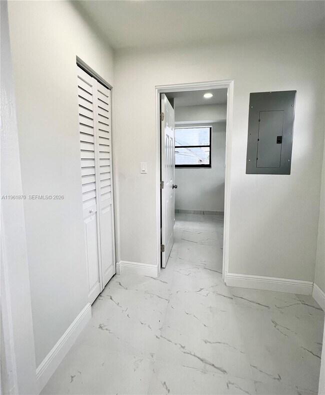 Building Photo - 931 NW 35th Ave