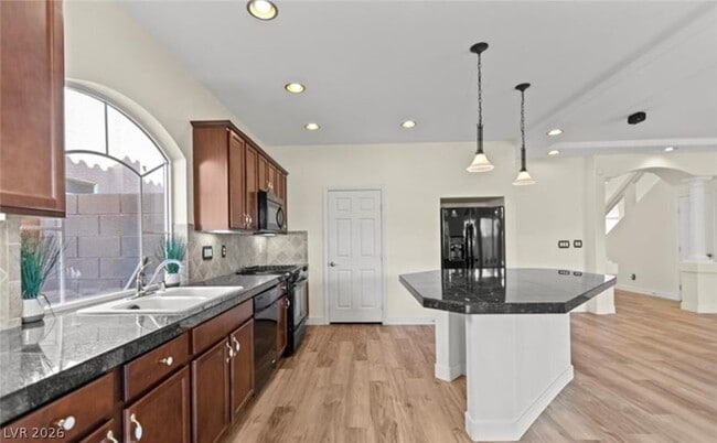 Building Photo - 5945 Lambert Bridge Ave