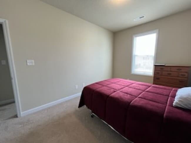 Building Photo - 3 bedroom 2 bathroom townhome in quiet neighborhood