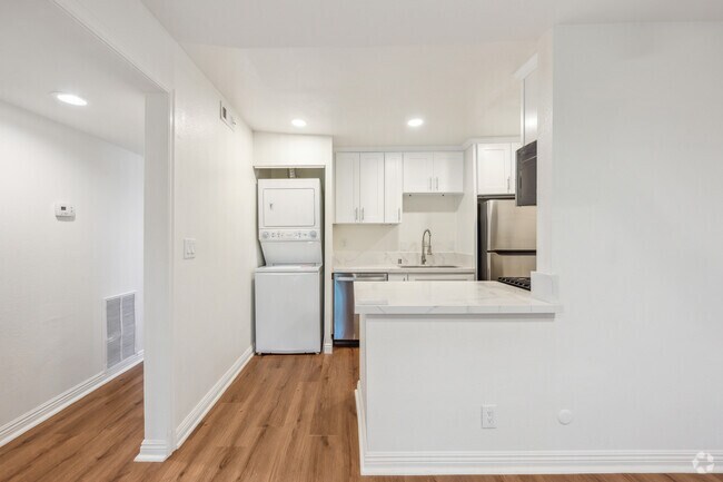 3BR, 2BA - 1100SF - 22833-22835 Vanowen St