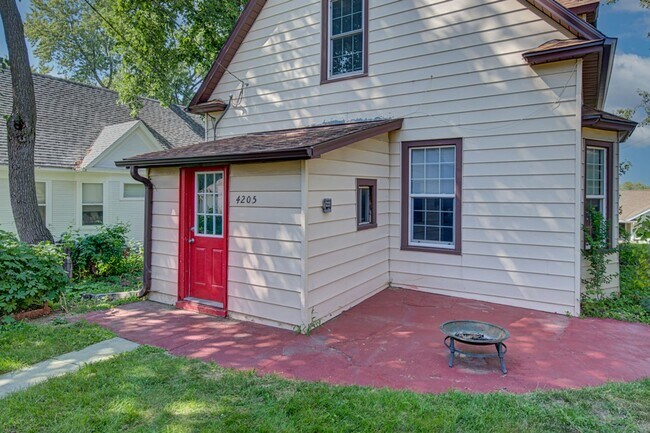 Building Photo - 4205 Pacific. Available June 2026.  3 bedroom, 2 bath, 2.5 car garage.  Does not qualify for gove...