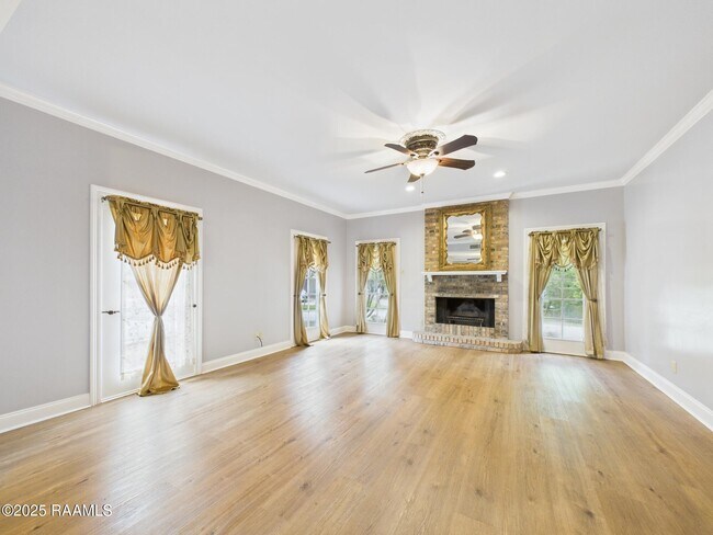 Building Photo - 523 Esplanade Dr