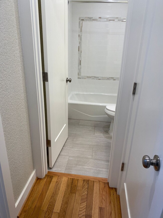 Building Photo - Modern Vintage Alberta Arts  1250sqft 1BR-...