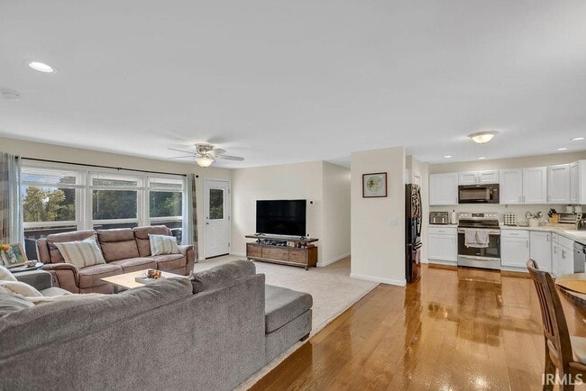 Building Photo - 1744 Parkview Dr