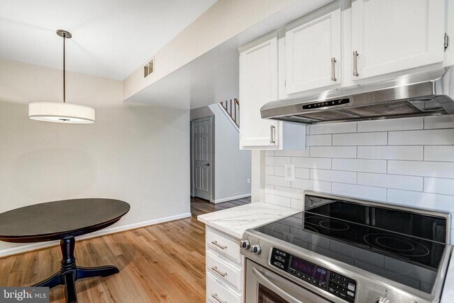 Building Photo - 7729 Inversham Dr