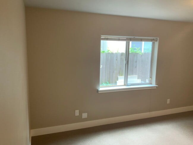 Building Photo - 5 Bedroom Duplex in University Area