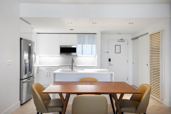 Building Photo - 3101 Bayshore Dr