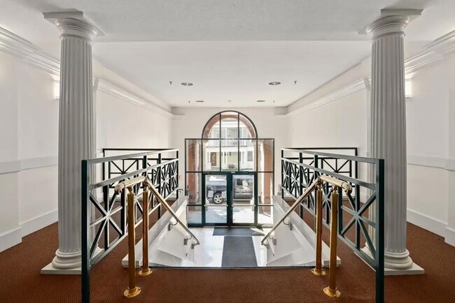 Building Photo - Spacious one bedroom